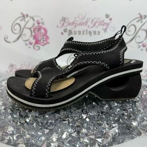 Skechers sandals somethin’else from sketchers soft Black and White Sandals
